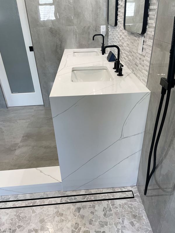 Waterfall quartz vanity with matte black fixtures