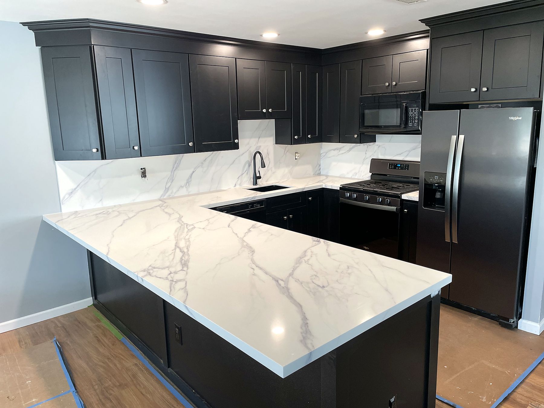 Black shaker kitchen with Calacatta-look quartz